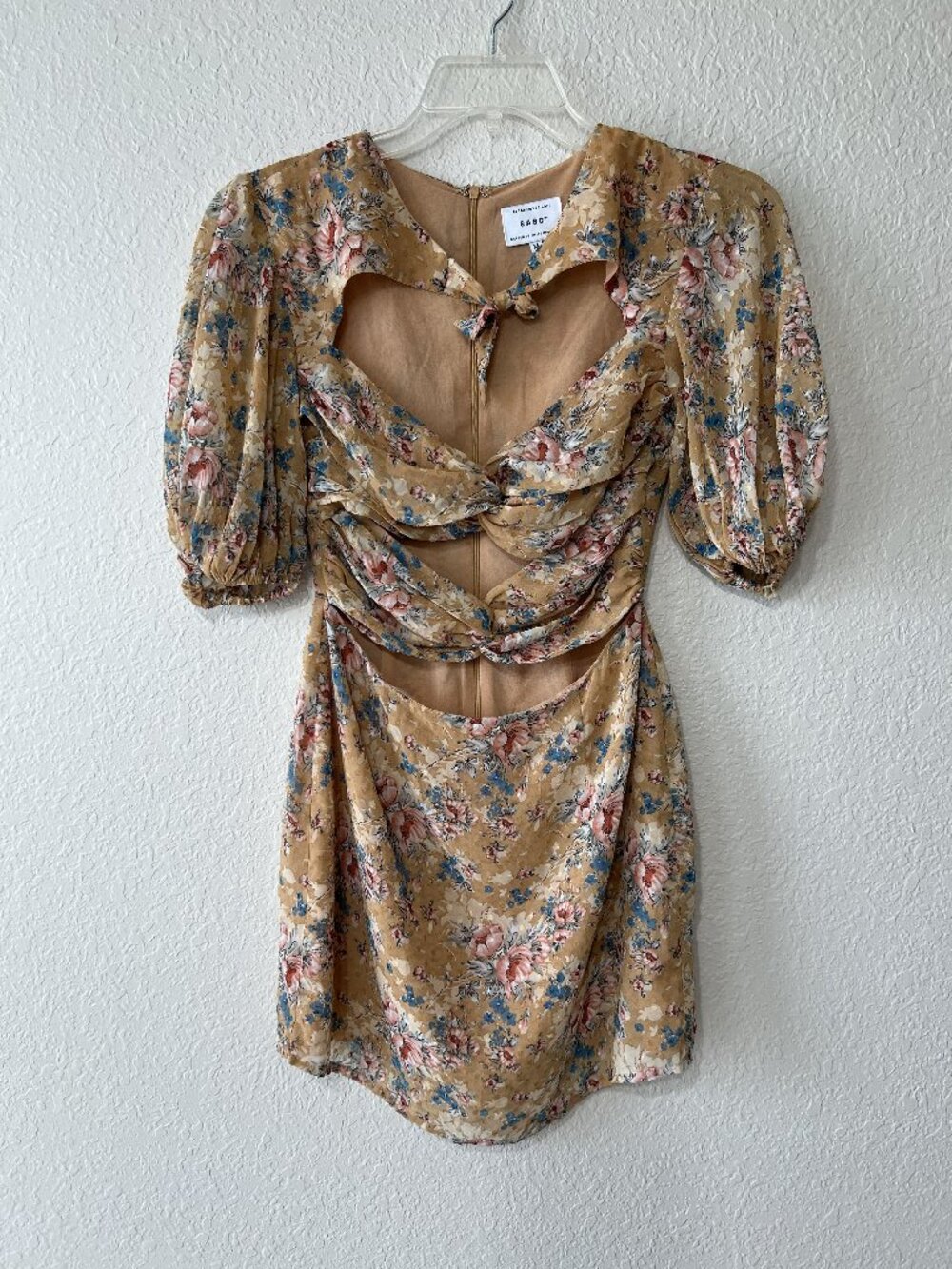 Sabo Luxe Party Dress Med Cut-Out Design Short Puff Sleeve Floral Beige Pink